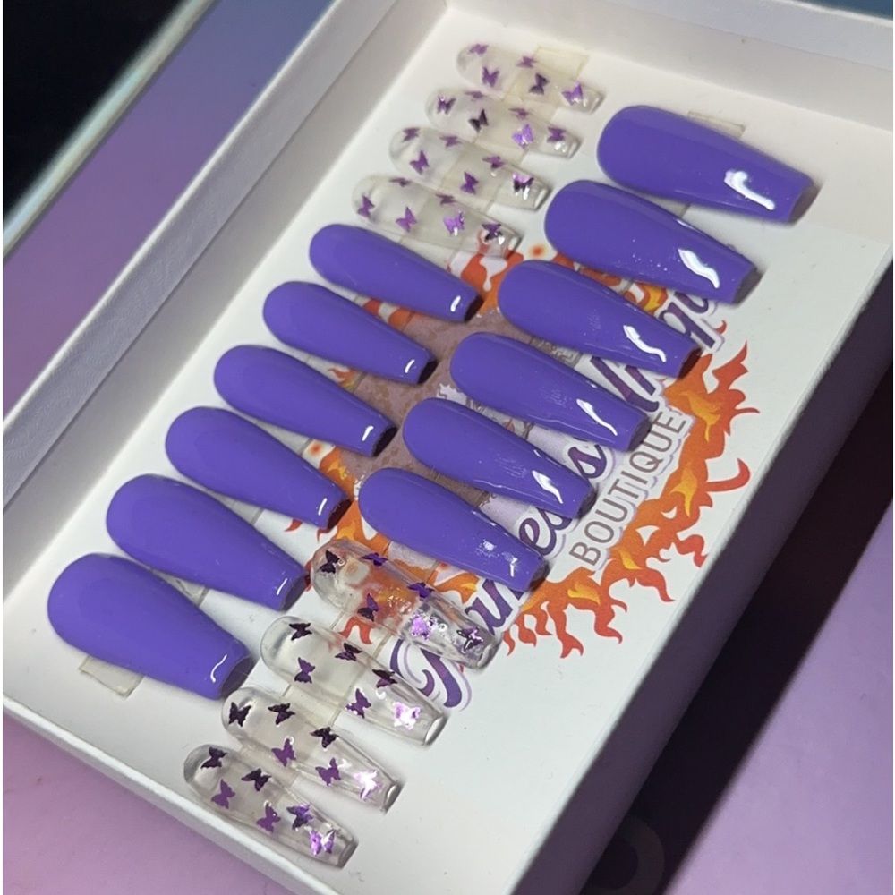 -20 piece pressonnails
-Gel polish 
-Acrylic Nails 
-Last 2-3 weeks 
-Reusable